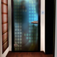 Szklane drzwi w mieszkaniu z grafiką